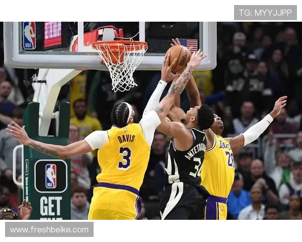 NBA赛场火药味升级范德比尔特与格林推搡引爆全场矛盾升级